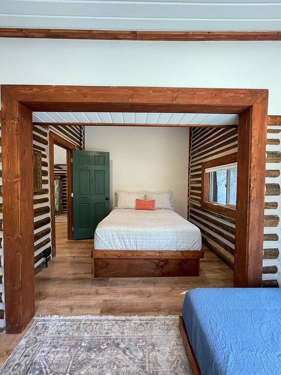 Vacation rental for 5 people, with yard and hot tub as well as balcony in Island Park