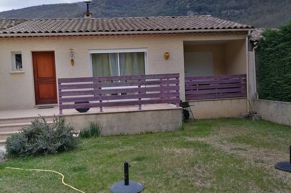 La aldea tranquila en el norte de Boniol Gard el sur de Ardèche in Bessèges, Cevenas