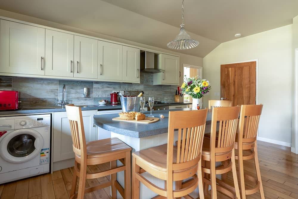 Bath & West lodge - sleeps 4/5 with private hot tub in Cheddar, Somerset