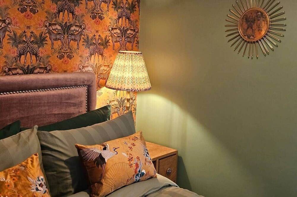 Entire apartment, Stay Zen Apartments- luxury central parking garden in Woking, Surrey