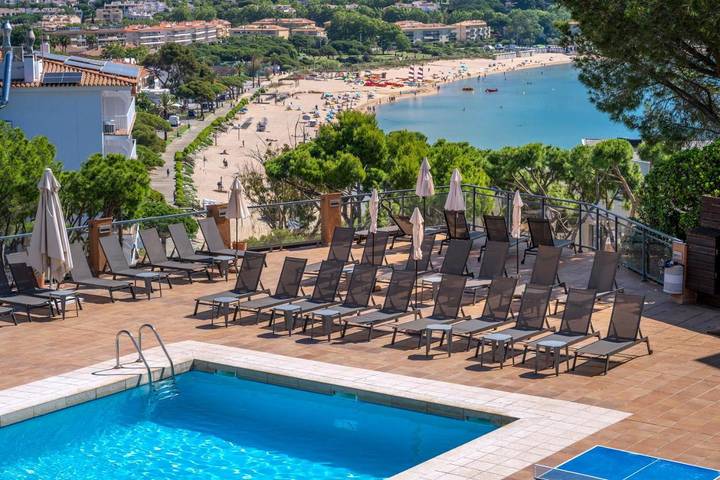 Hôtel pour 2 personnes, avec Jacuzzi et Terrasse ainsi que Jardin et Bassin pour enfant