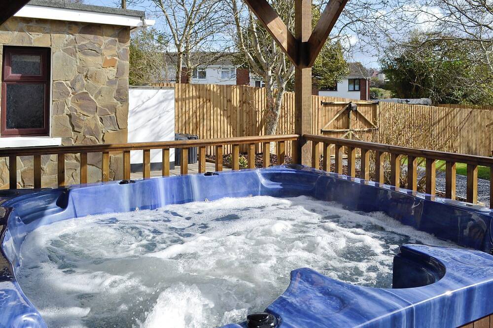 5 bedroom accommodation in Burry Port, near Llanelli in Burry Port, Carmarthenshire