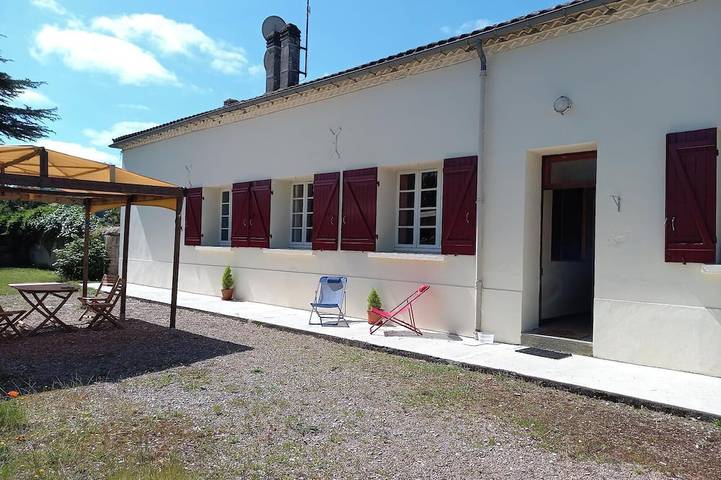 Location de vacances pour 4 personnes, avec jardin à Saint-Étienne-de-Puycorbier