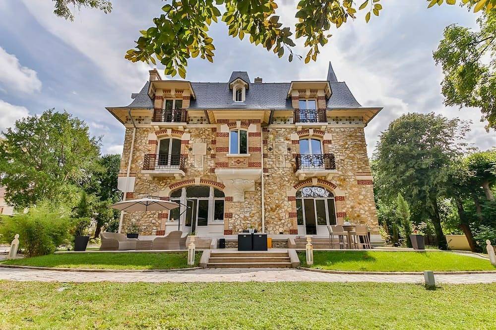 Chateau Pernelle - Siete Habitaciones Villa, Capacidad 14 in Saint-Leu-la-Forêt, Valle del Oise