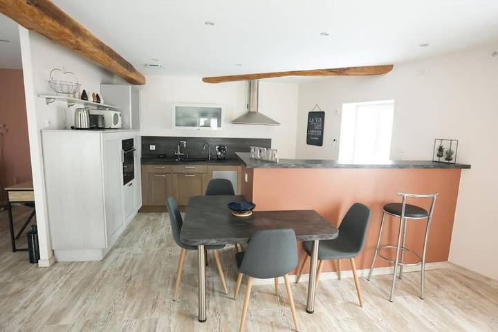 Gîte pour 5 personnes, avec Jacuzzi ainsi que Sauna et Vue dans Saint-Just-la-Pendue