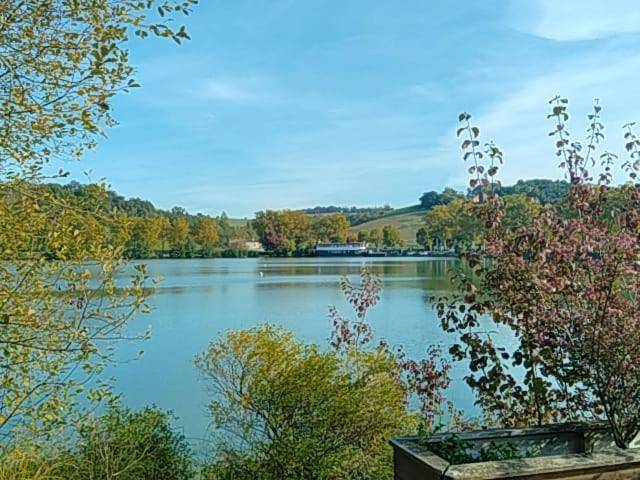 Appartement de vacances pour 4 personnes, avec piscine et vue ainsi que terrasse et vue sur le lac