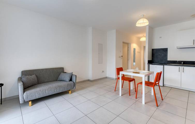 Appartamento intero, Accogliente appartamento con WiFi, parcheggio, giardino a 2 km dalla spiaggia in La Rochelle, La Rochelle e dintorni
