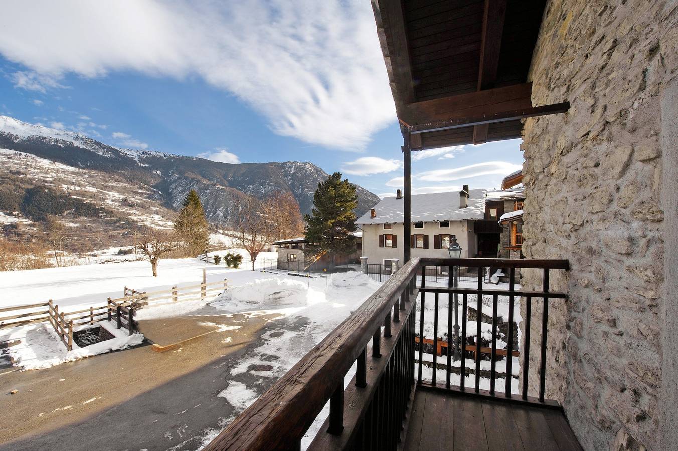 Chalet 'Petite Maison Des Alpes' with Mountain View and Balcony in Tirivel, Comune di Morgex