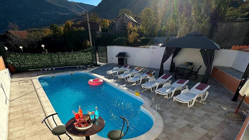 Ferienhaus für 8 Personen, mit Pool und Whirlpool sowie Terrasse