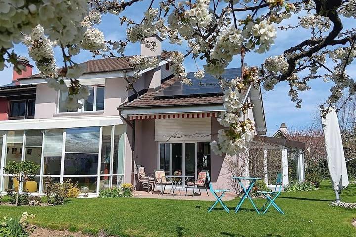 Location de vacances pour 4 personnes, avec Terrasse et Jardin ainsi que Vue sur le lac et Vue à Boudry