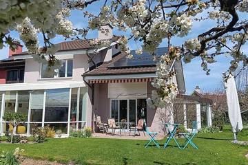 Location de vacances pour 6 personnes, avec jardin ainsi que vue et vue sur le lac à Boudry