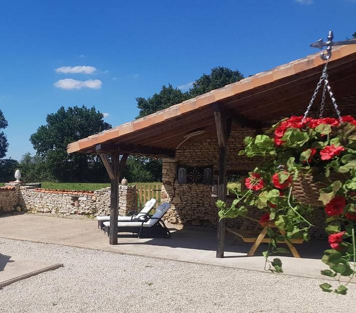 Location de vacances pour 2 personnes, avec terrasse et piscine ainsi que vue et jardin à Mauprévoir - 4