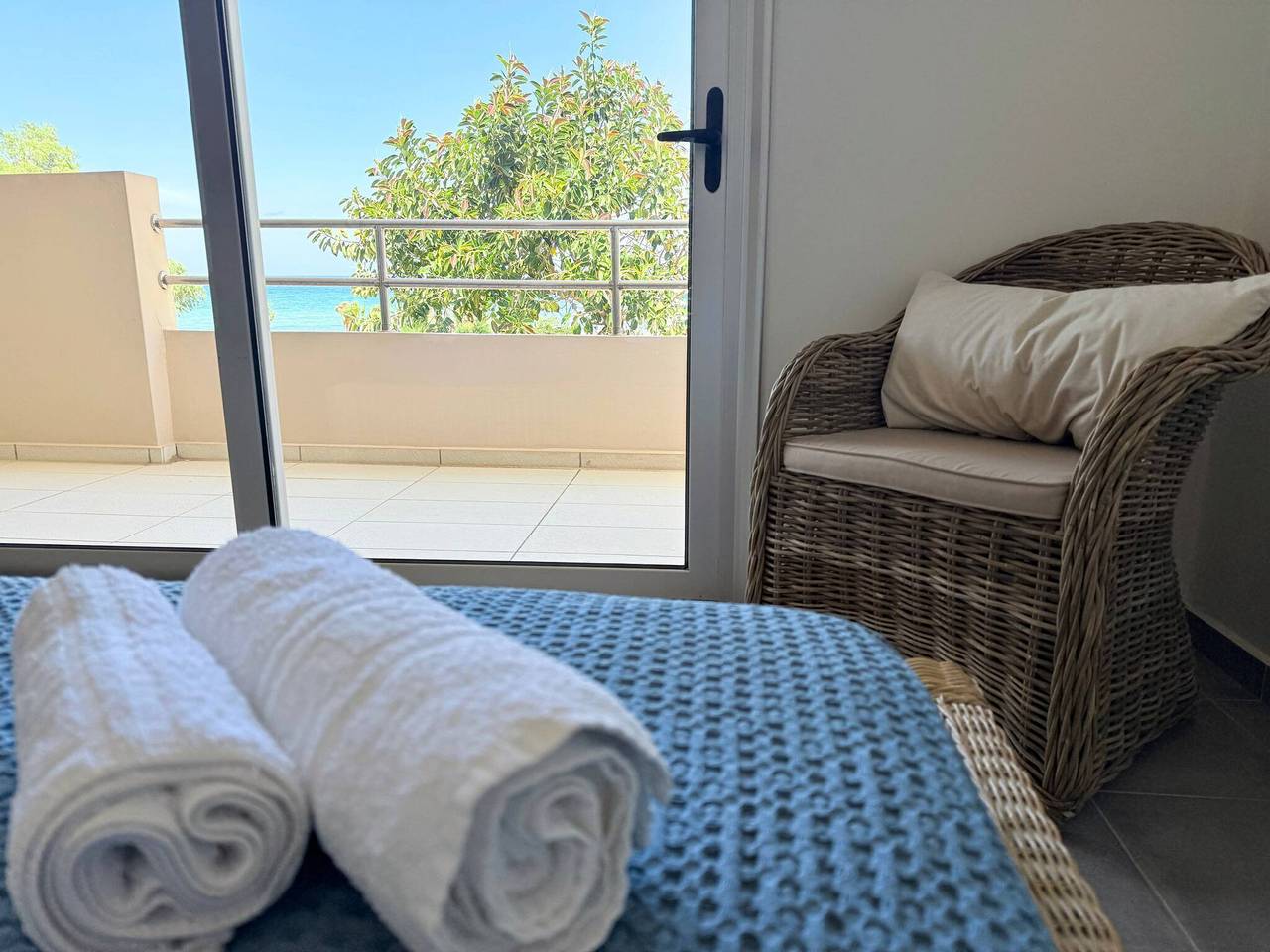 Entire apartment, Fifty Shades of Blue 10 sec to sea 5Pl 2Bd 2Ba in Kato Stalos, Chania region