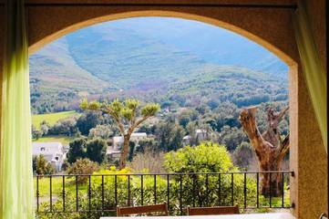 Gîte pour 4 personnes, avec terrasse et vue à Sisco