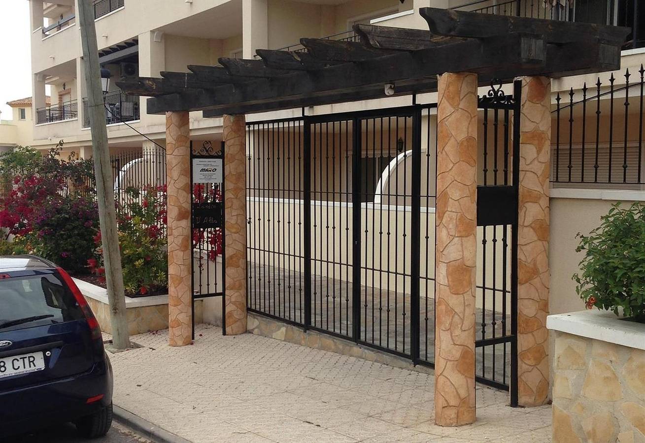 Entire apartment, Apartment Jardin D Alba 1st floor apartment with Pool, Terrace & Wi-Fi in Orihuela, Costa Blanca