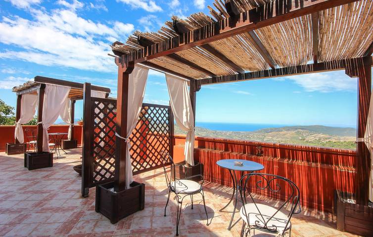 Appartamento vista mare con parcheggio e giardino, a 900 m dal centro città in Laureana Cilento, Cilento Coast