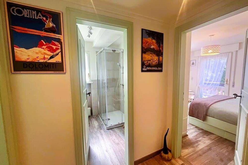 Ganze Wohnung, Bright apartment in Cortina, 2nd floor, parking space, free Wifi, pets allowed in Cortina d'Ampezzo, Dolomiti Superski