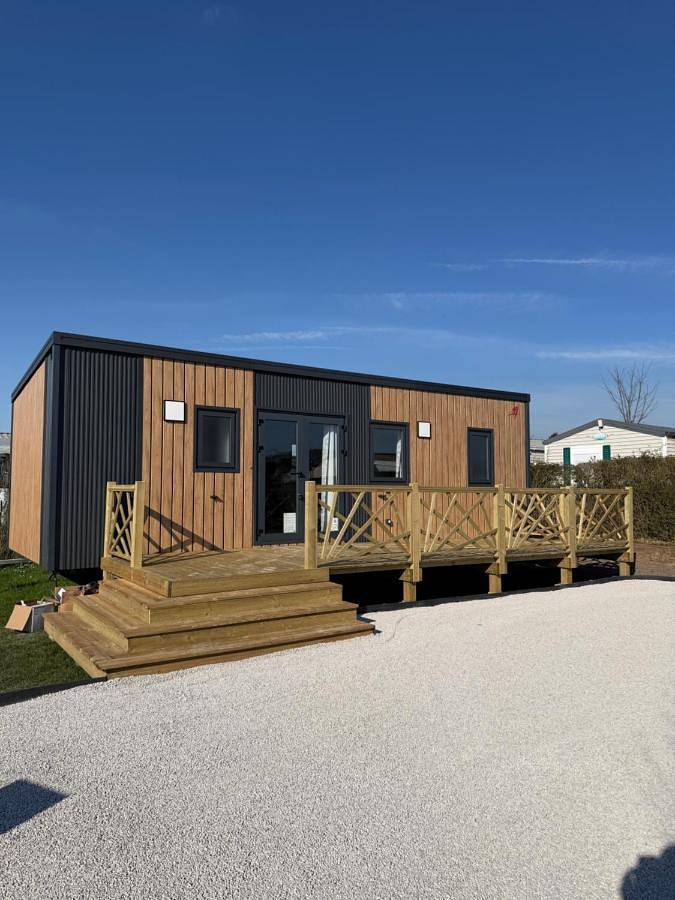 Camping pour 4 personnes, avec jardin ainsi que jacuzzi et piscine, animaux acceptés
