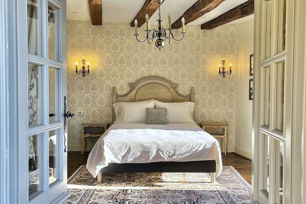New Listing! Maison Delluc with Spectacular Vistas in Beynac-et-Cazenac, Périgord Noir