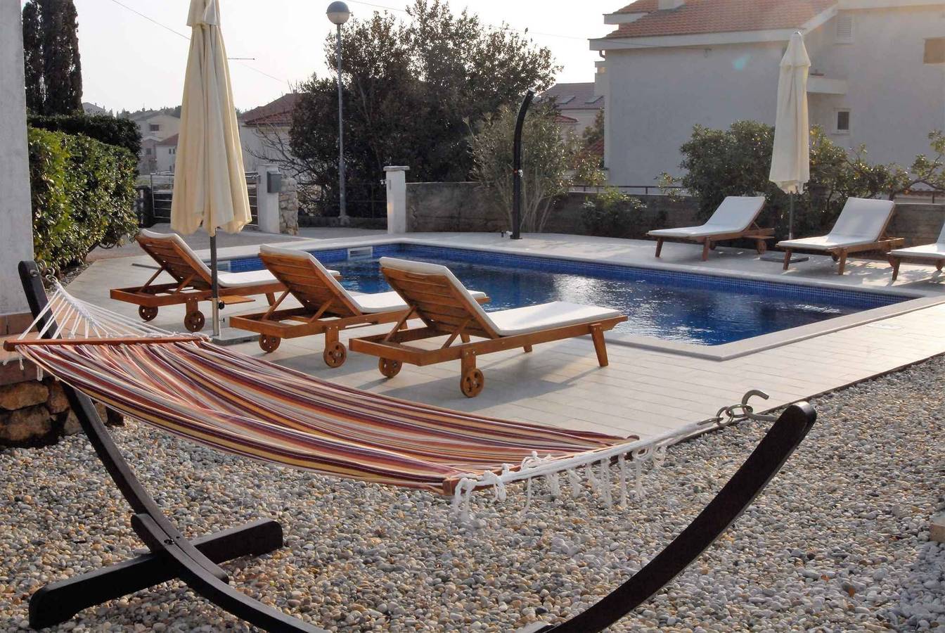 Geheel vakantieappartement, Vakantiewoning met het gebruik van het zwembad en een balkon  in Punat, Krk