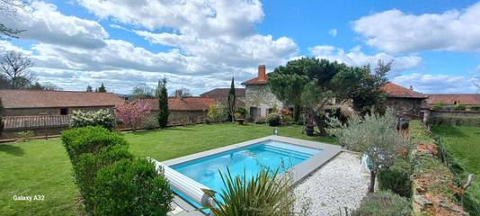 Gîte pour 10 personnes, avec jacuzzi et jardin ainsi que piscine et terrasse dans Haute-Vienne