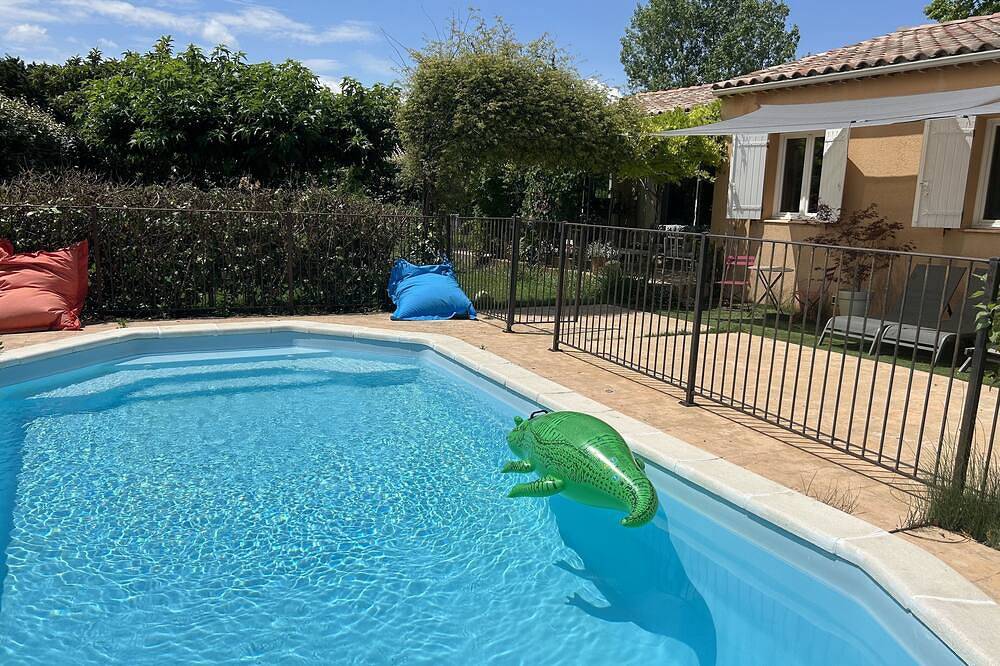 Pleasant air-conditioned family home with swimming pool and garden in Caumont-sur-Durance, Vaucluse