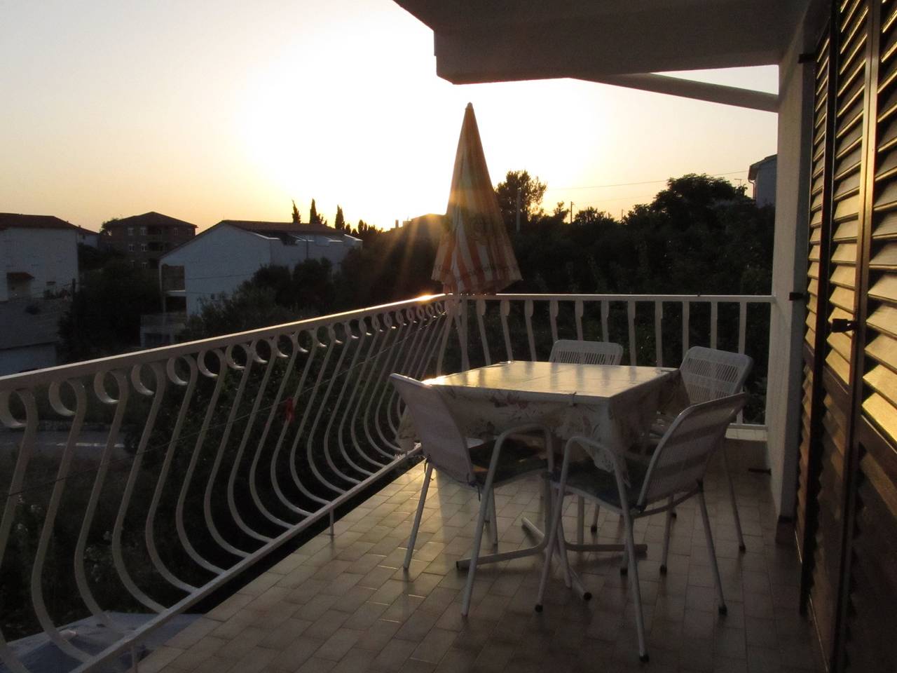 Ganze Wohnung, 2-Zimmer-Ferienwohnung mit Balkon und Meerblick Banjol, Rab A-16334-a in Banjol, Rab