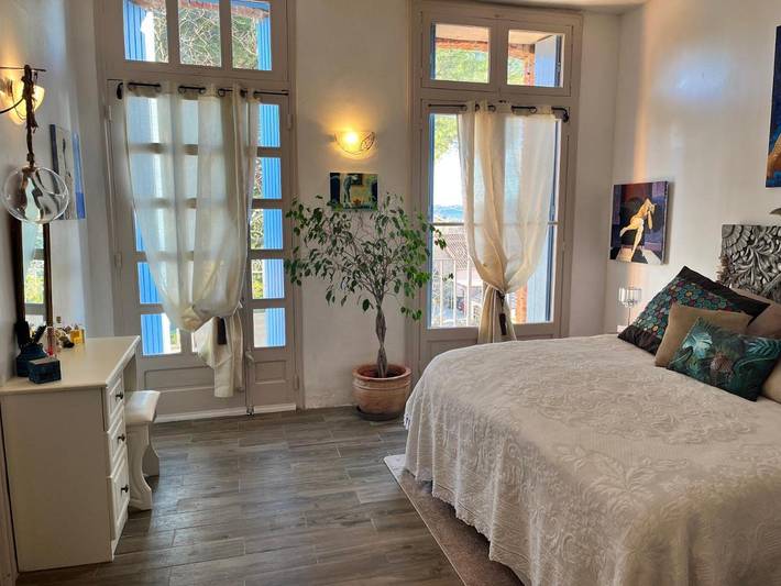 Location de vacances pour 2 personnes, avec Balcon et Terrasse ainsi que Jardin et Piscine à Saint-Geniès-de-Fontedit