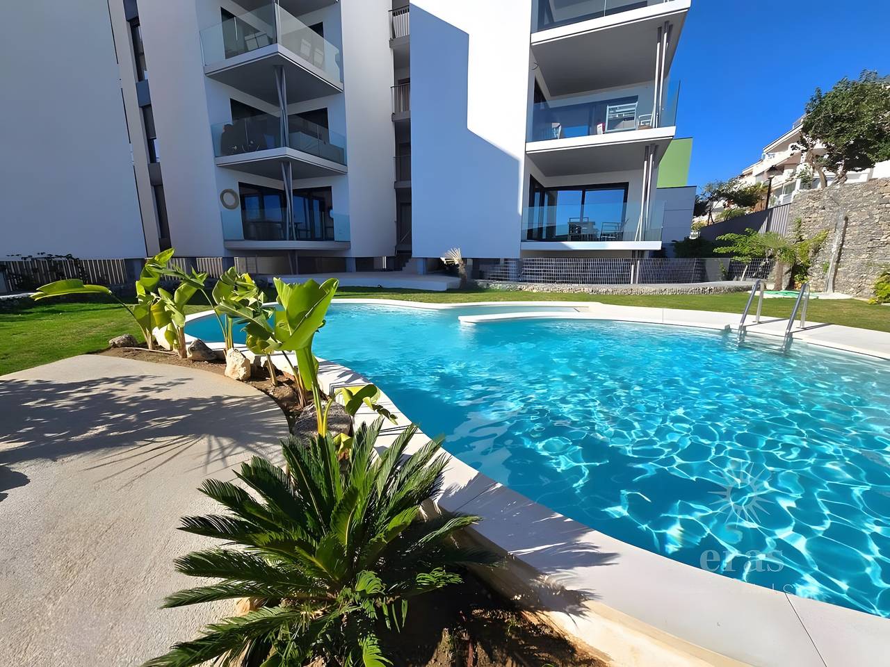 Entire apartment, Elegant Duplex Penthouse Near the Beach – Sea View Terrace, Pool & Solarium in Los Pacos, Fuengirola