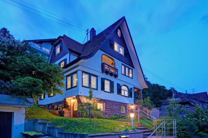 Ferienhaus für 16 Personen, mit Balkon und Whirlpool sowie Terrasse und Garten in Neuenbürg