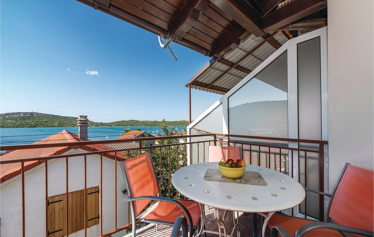 Gîte pour 4 personnes, avec terrasse à Pirovac - 2