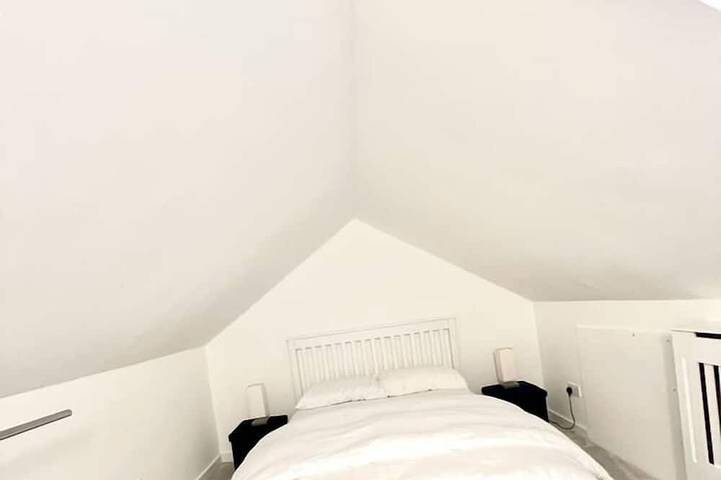 2Bed Recently renovated,modern house.train station in North Mymms, Hertfordshire