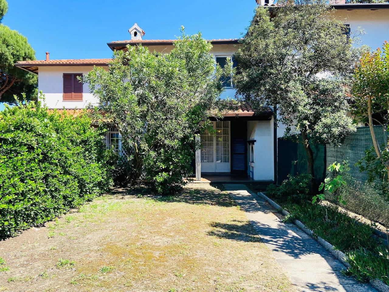 Four-room villa, 2 bathrooms, 2 gardens,2 climate in Provincia de Ferrara