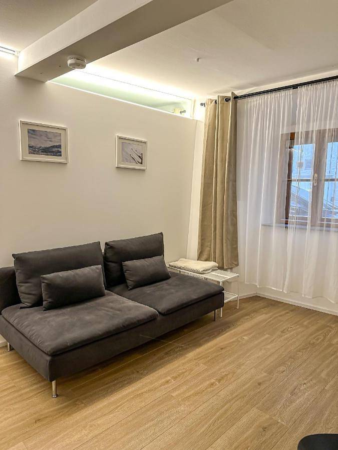 Ganze Wohnung, Design Stadthaus Apartment mit privatem Zugang in Göllstock, Hallein