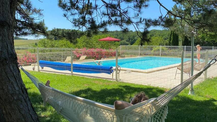 Gîte pour 4 personnes, avec piscine ainsi que jardin et vue à Marigny-Marmande