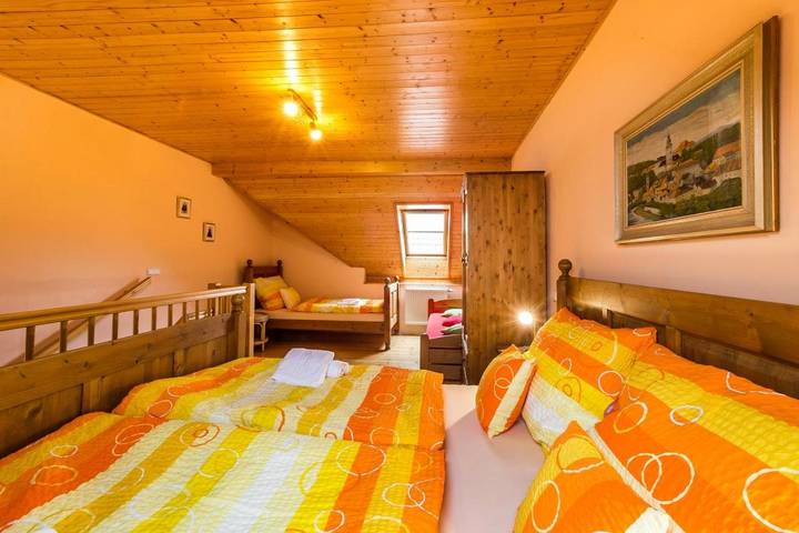 Appartement de vacances pour 4 personnes, avec piscine ainsi que jardin et vue