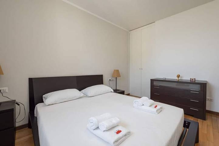 Apartamento entero, Check in information:You won’t need to meet anyone to access the apartment. Before arrival, you will receive a link to access the Guest Portal, where you can complete the self check-in directly from your phone by entering the Id details of all guests a in Milán, Provincia de Milan