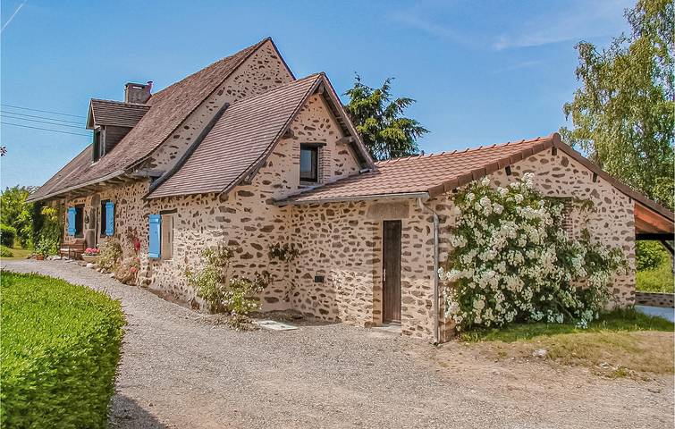 Gîte pour 6 personnes, avec terrasse ainsi que jardin et piscine à Saint-Priest-les-Fougères
