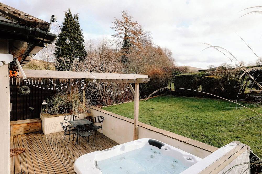 The Cabin is a charming 2-bedroom bungalow in Hayfield, sleeping up to four. Relax in the private hot tub or unwind in the cosy living area after exploring the Peak District. in Derbyshire