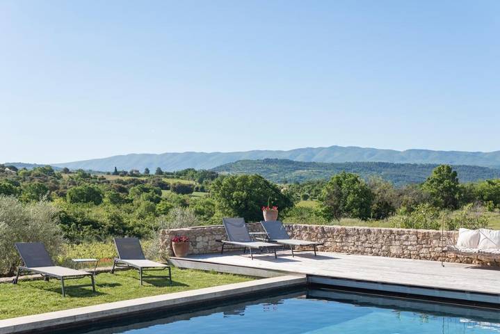 Gîte pour 2 personnes, avec piscine ainsi que terrasse et jardin à Saint-Saturnin-lès-Apt - 4