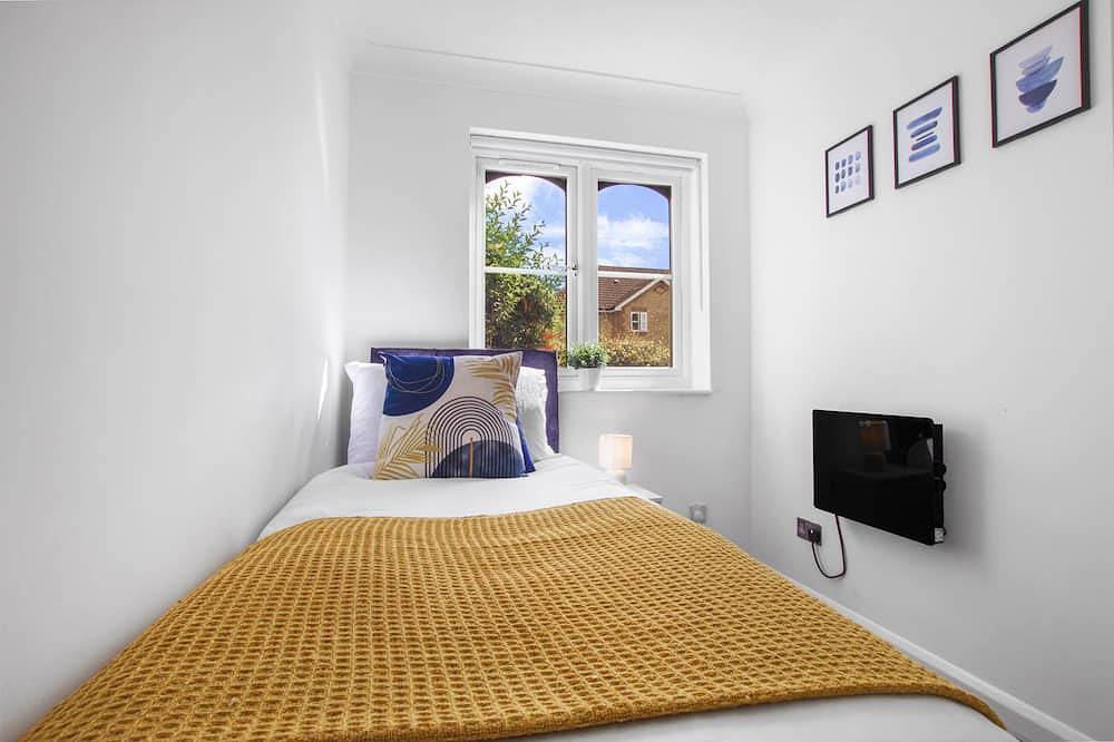 Entire apartment, Modern 2 bedroom apartment with private parking. in Slough, Berkshire