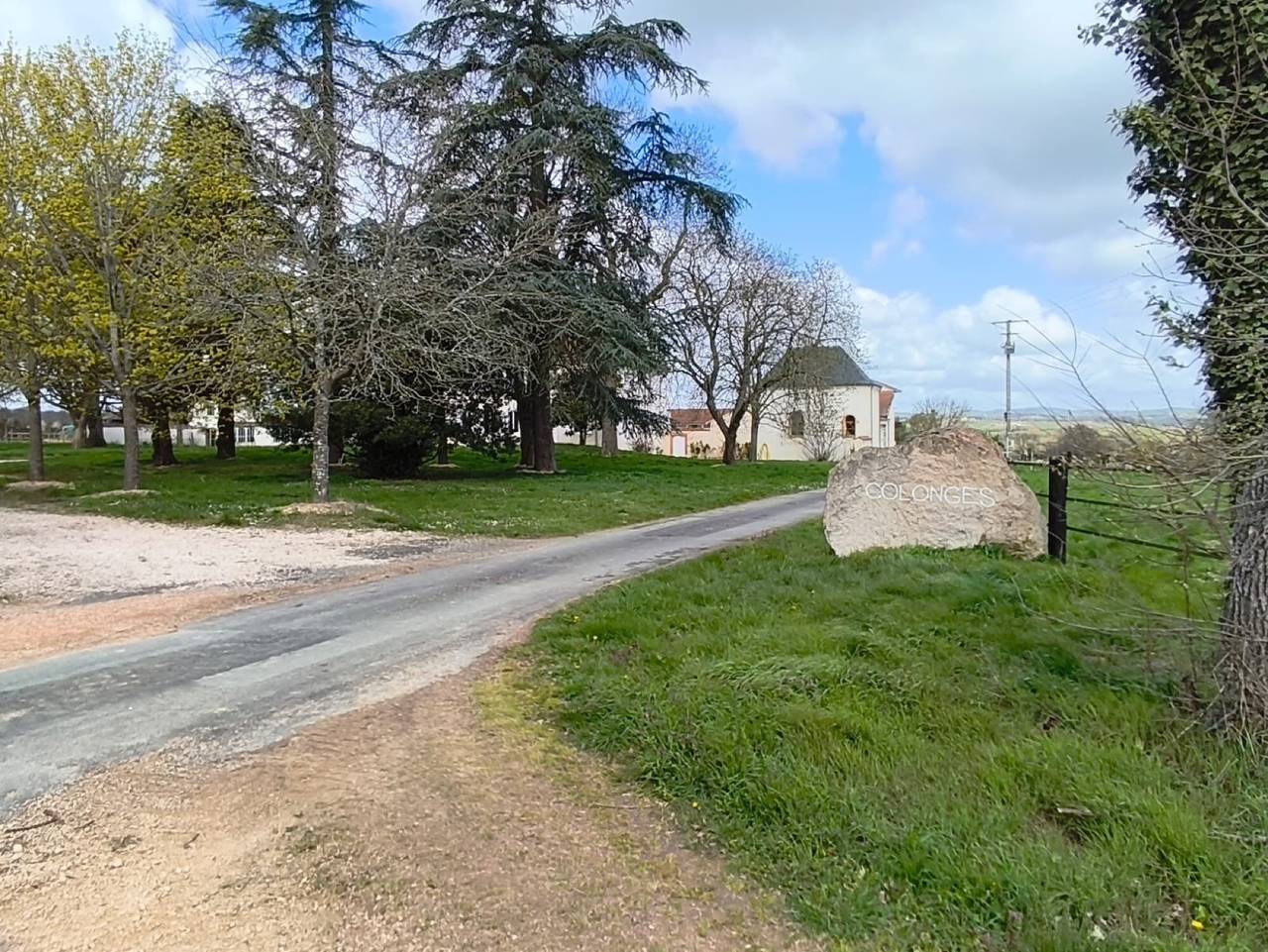 Gîte 'Domaine de Collonges' met privéterras en eigen tuin in Saint-Georges-de-Baroille, Roanne en omgeving