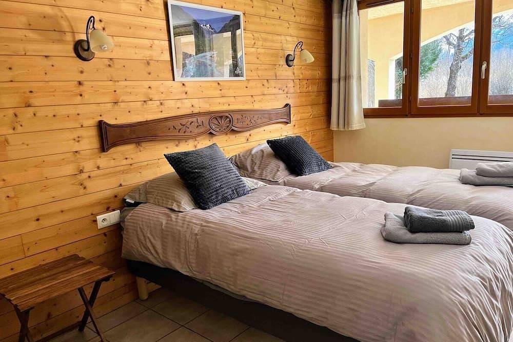 Wonderful Spacious Chalet In Bourg D’Oisans - Sleeps 10(*supplement available up to 16) in Le Bourg-d'Oisans, Écrins Nationaal Park