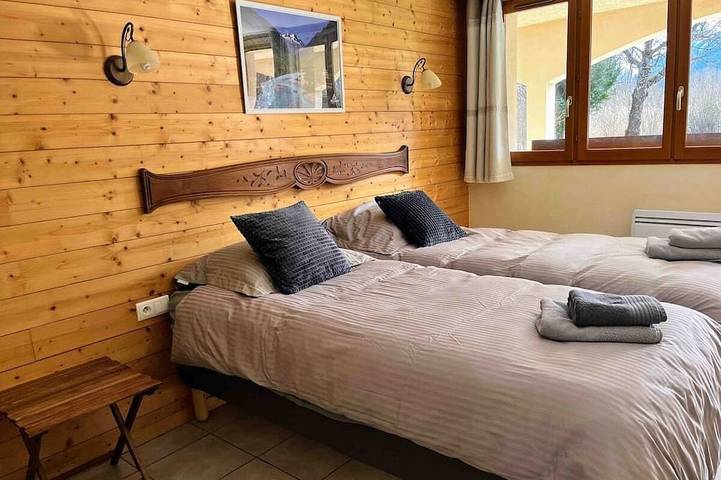 Wonderful Spacious Chalet In Bourg D’Oisans - Sleeps 10(*supplement available up to 16) in Le Bourg-d'Oisans, Parque Nacional de los Ecrins
