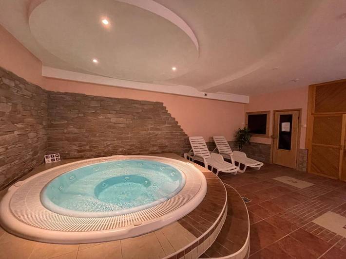 Apartmenthotel für 4 Personen, mit Balkon und Terrasse sowie Whirlpool und Garten in Heviz