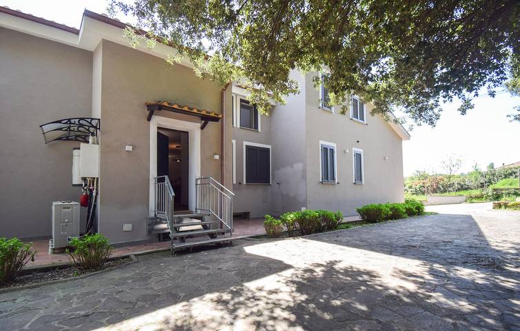 Charmantes Apartment mit Pool und Garten in der Nähe des Zentrums von Monterosi in Monterosi, Braccianosee
