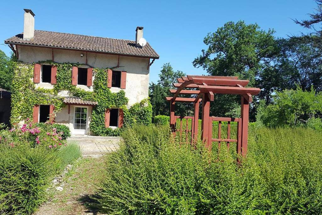 Gîte Le Pavillon dans le parc du Château Lescaut in Montignac-de-Lauzun, Région de Marmande