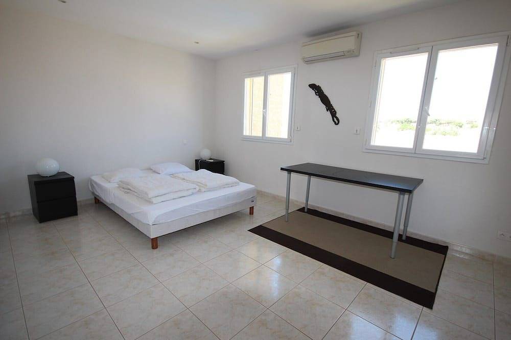 Mordern Villa with privat pool, for 8 Persons, 4 Bedrooms, 170sqm, at 3km from the beach of... in Portiragnes, Côte d'Améthyste