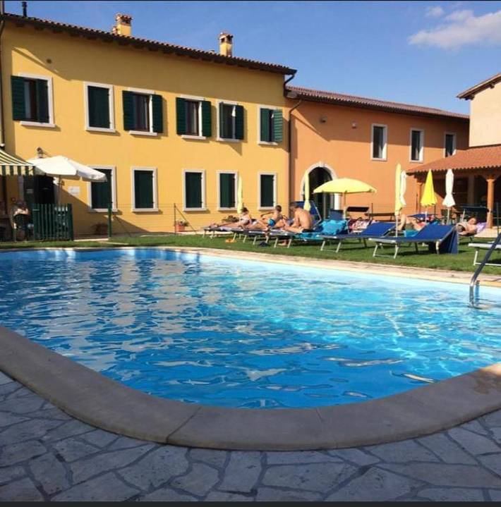 Agriturismo per 3 persone, con piscina e panorama nonché giardino, con animali domestici a Sona