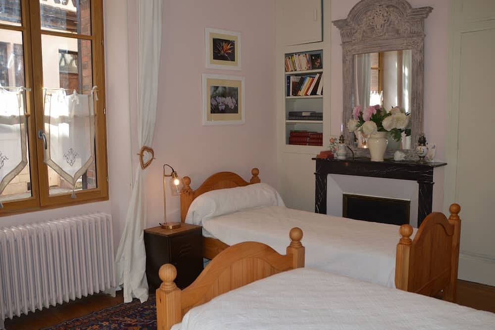 Estancia en una casa histórica escocesa con sala de juegos, hogar familiar del siglo 19 in Aubigny-sur-Nère, Sologne